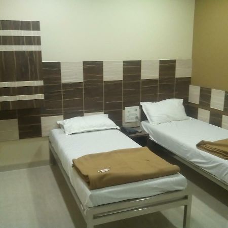 Hotel Crystal Surat Esterno foto